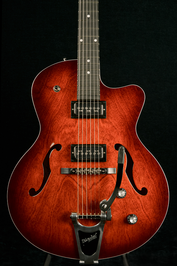 Godin 5th Avenue Uptown T-Armond Havana Burst | Woodstock Guitars Godin 5th Avenue Uptown T-Armond Havana Burst | Woodstock Guitars